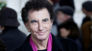 Jack Lang "pouss&eacute; &agrave; terre" lors d'un rassemblement contre la p&eacute;docriminalit&eacute; 