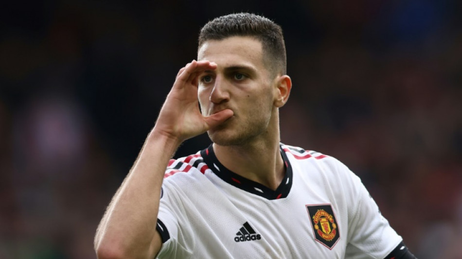 Zagueiro portugu&ecirc;s Diogo Dalot renova com o Manchester United at&eacute; 2028