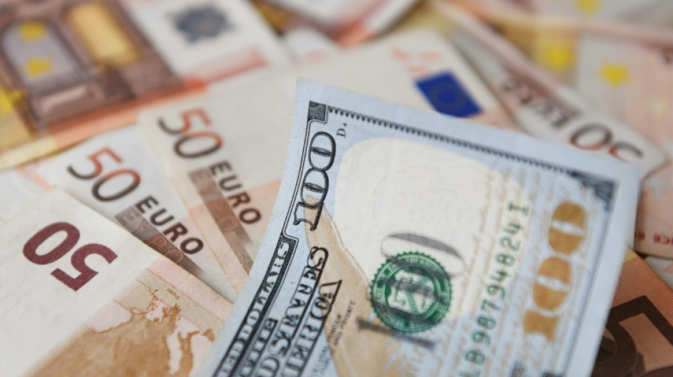 L'euro passe bri&egrave;vement sous un dollar, une premi&egrave;re depuis fin 2002