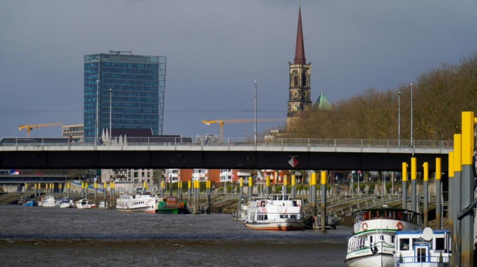 Passanten retten in die Weser gefallenen Mann in Bremen
