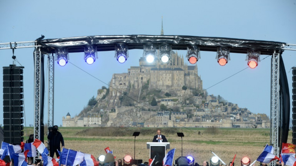 Au pied du mont Saint-Michel, Zemmour présente sa nouvelle recrue et exalte la "puissance" de la France