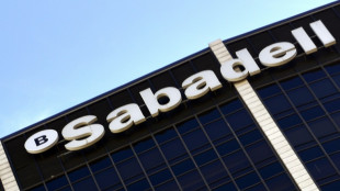 El banco español BBVA anuncia una OPA hostil a su competidor Sabadell