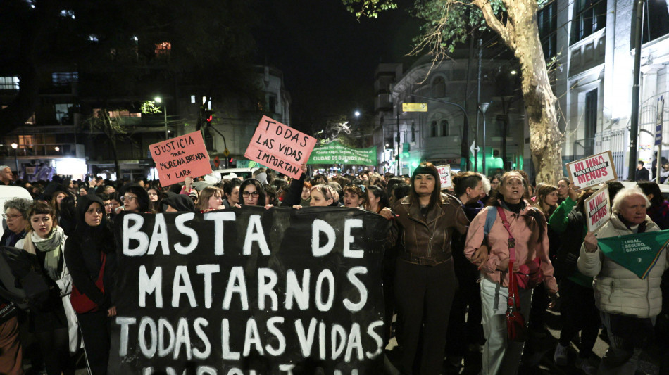 Triplo femminicidio a Buenos Aires, migliaia scendono in piazza