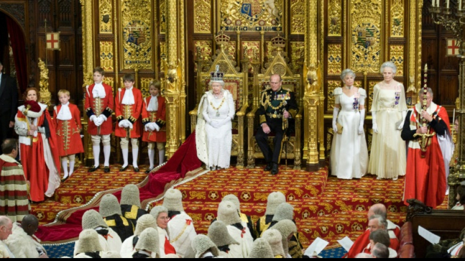 "Nada perturba" a Isabel II, dice el veterano fot&oacute;grafo de la realeza