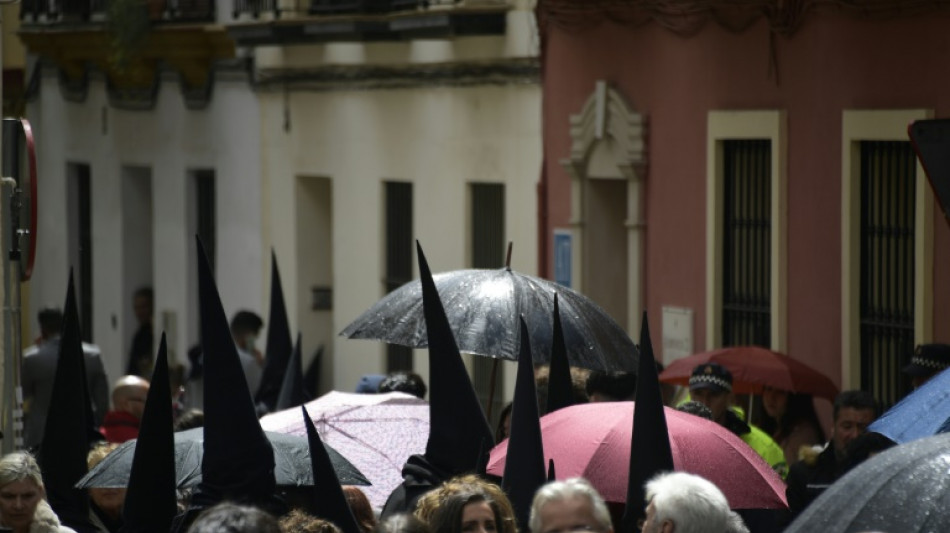 La lluvia frustra las procesiones de la Madrugá del Viernes Santo en Sevilla