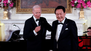 Presidente ssul-coreano surpreende Biden ao cantar na Casa Branca