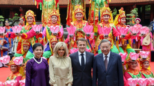 Macron desmente 'briga' viral com esposa: 'Est&aacute;vamos brincando'