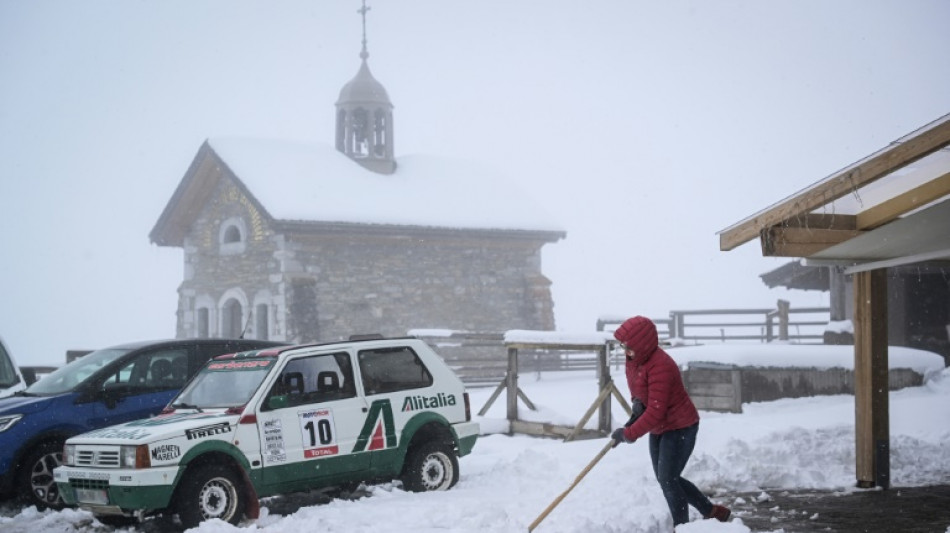 Pagaille dans les Alpes apr&egrave;s d'&eacute;normes chutes de neige