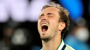Open d'Australie: Medvedev sauve une balle de match et rejoint Tsitsipas en demies
