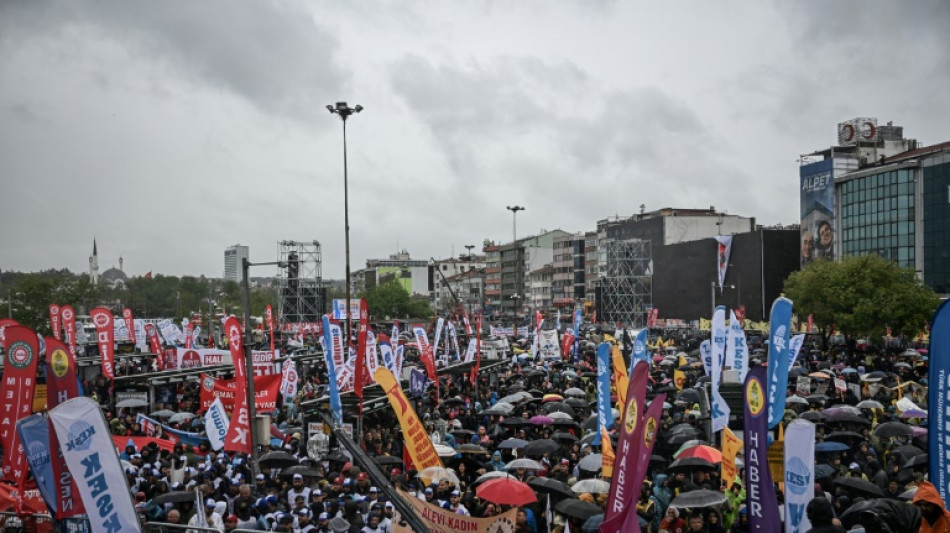 Police arrest more than 400 in Istanbul May Day showdown