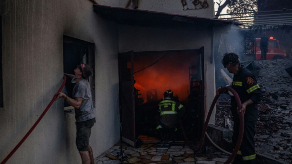 Grèce: deuxième jour de lutte contre des incendies "titanesques"