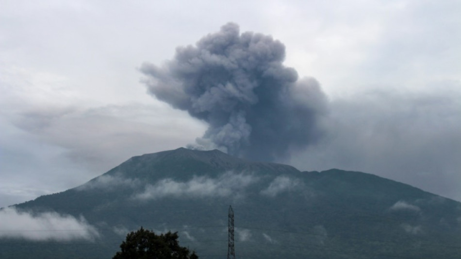 Indon&eacute;sie: au moins onze morts et douze disparus dans l'&eacute;ruption d'un volcan