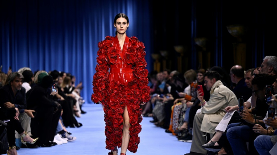 Balmain se recupera com brilho e flores ap&oacute;s roubo de pe&ccedil;as em Paris