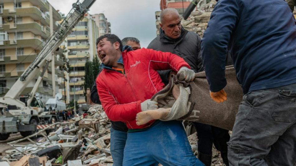 S&eacute;isme en Turquie et Syrie: plus de 3.000 morts, les secours dans le froid et la nuit
