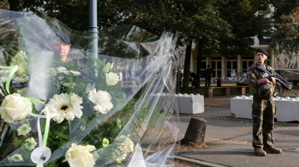 Fran&ccedil;a presta homenagem a professor assassinado em ataque islamita