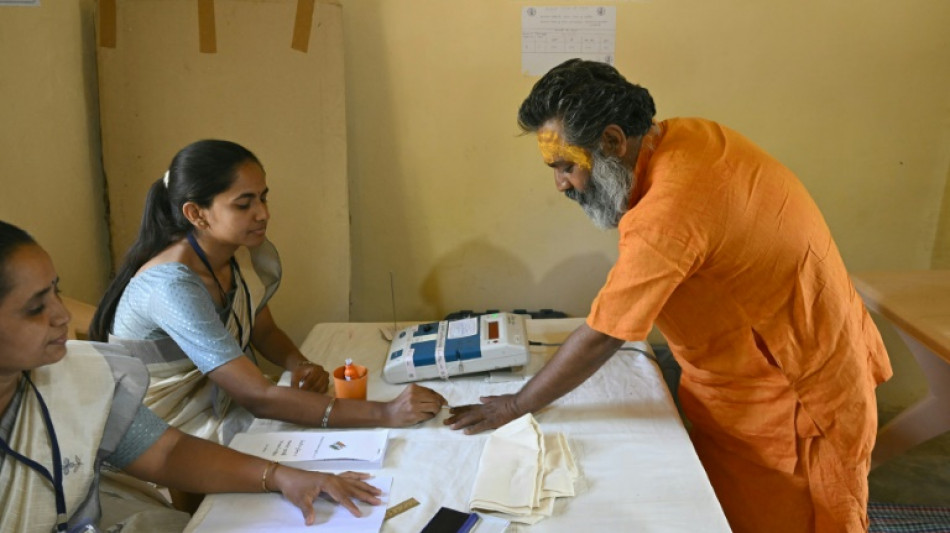 Einsamer Mönch in Indien gibt Stimme in eigens eingerichtetem Wahllokal ab