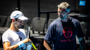 Djokovic, g&ecirc;n&eacute; aux ischios-jambiers, &eacute;courte un entra&icirc;nement avant l'Open d'Australie