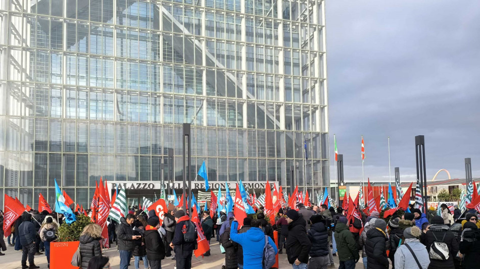 Konecta, manifestazione dipendenti sotto la Regione a Torino