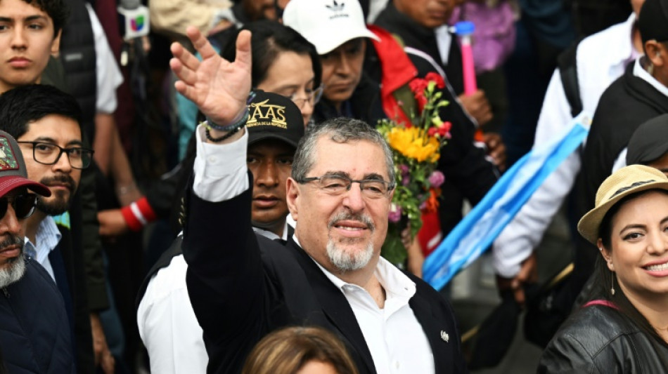 Ar&eacute;valo supera boicot y asume la presidencia de Guatemala retando a los corruptos