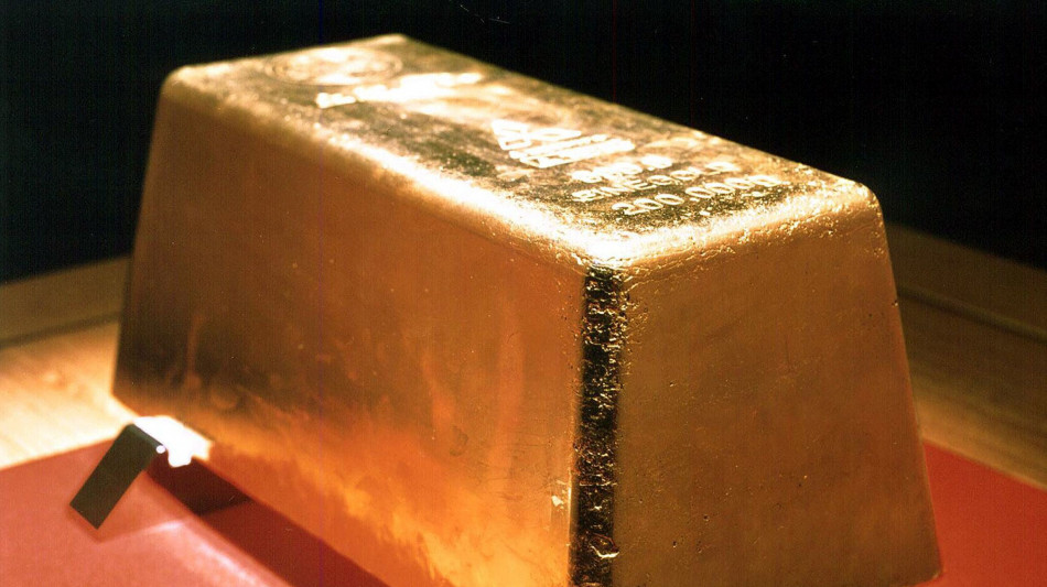 Prezzo oro in rialzo, Spot scambiato a 3.005,41 dollari