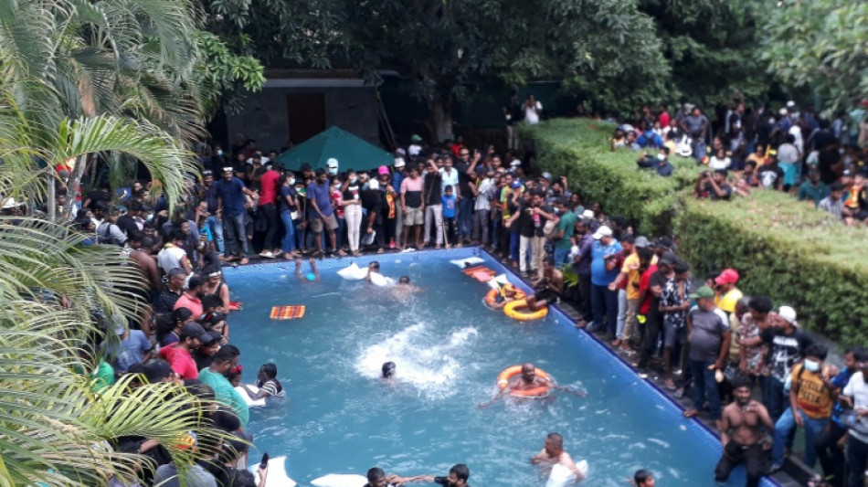 Au Sri Lanka, baignade festive dans la piscine du pr&eacute;sident en fuite