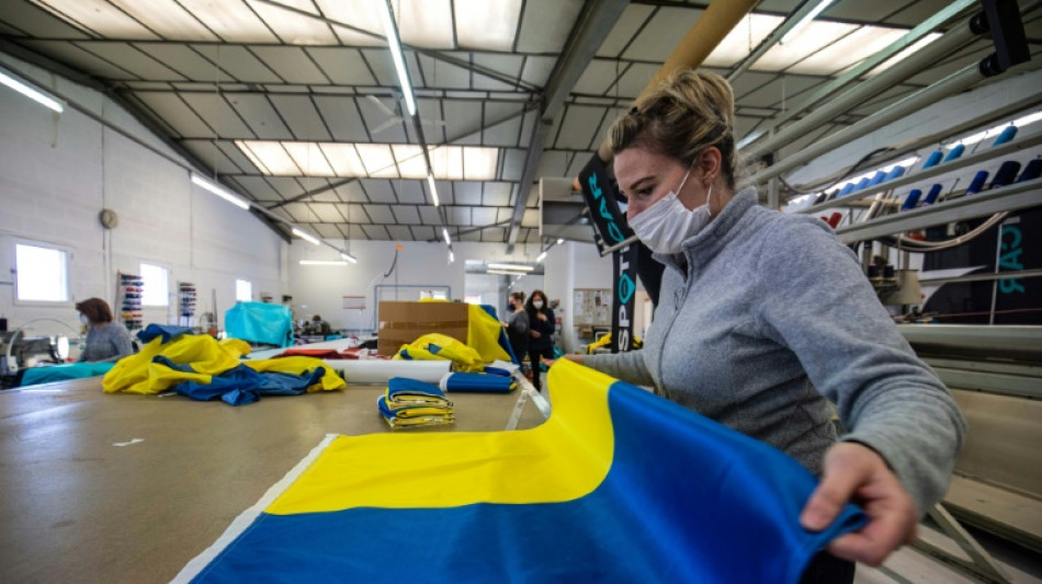D'Argentan à Bordeaux, les ventes de drapeaux ukrainiens s'envolent