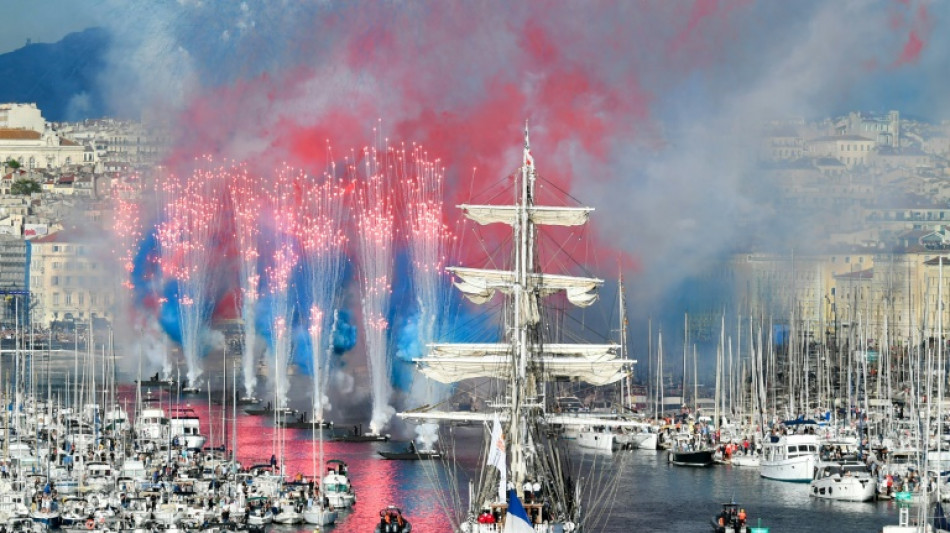 Chama ol&iacute;mpica desembarca na Fran&ccedil;a, no porto de Marselha