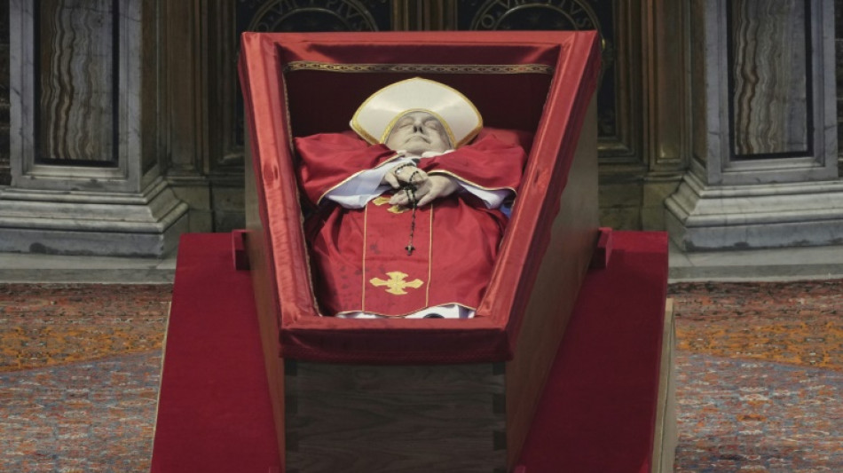 Fi&eacute;is se despedem do papa Francisco na Bas&iacute;lica de S&atilde;o Pedro