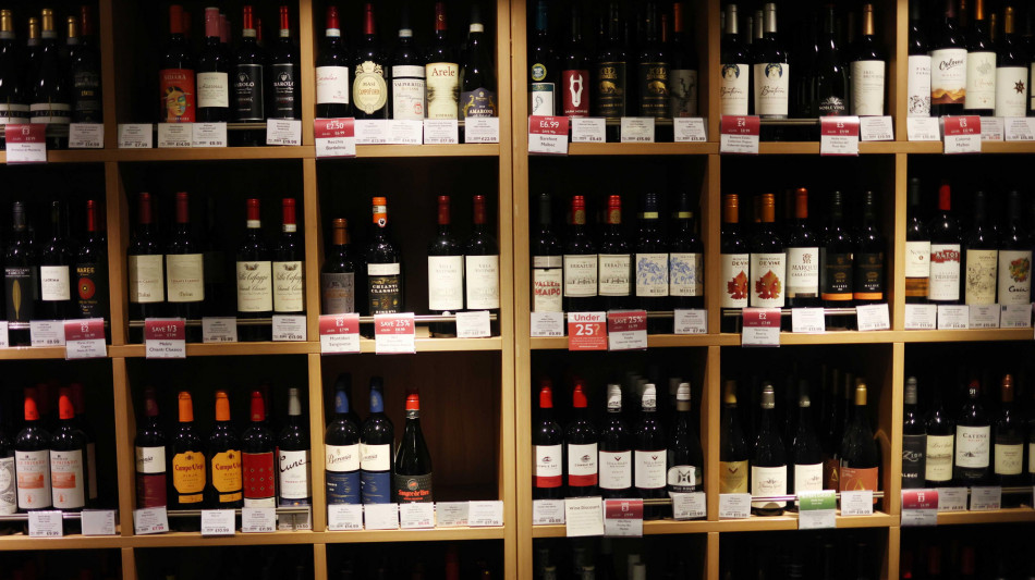 Marchi alcol a Trump, 'non colpire l'Ue con il 15%'