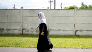 Francia prohibirá en las escuelas la abaya, túnica usada por las musulmanas