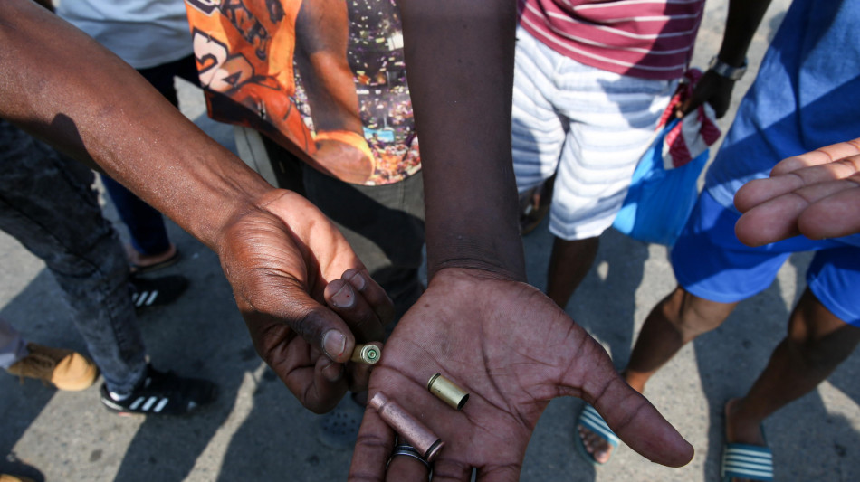 Amnesty, 'polizia spar&ograve; sulla folla in Mozambico, 400 morti'