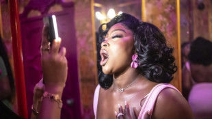 "Miroir miroir": dans les toilettes branch&eacute;es, les Nig&eacute;rianes sont les reines du selfie