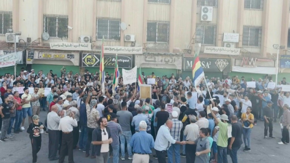 Milhares de s&iacute;rios protestam contra regime de Assad