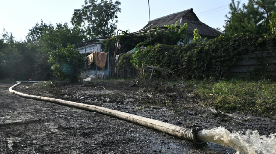 Lodo y s&oacute;tanos inundados en ciudad del sur de Ucrania tras ataque ruso contra represa
