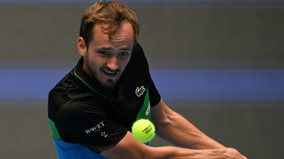 Alcaraz y Medvedev avanzan a 'semis' de Pek&iacute;n, Jarry y Sorribes fuera