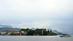 Barco turístico vira e deixa desaparecidos na Itália