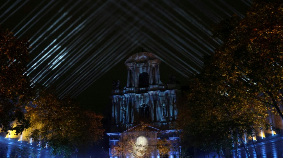 Zentrale Gedenkfeier für Opfer der Pariser Anschläge 2015 begonnen