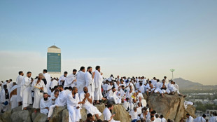 Gl&auml;ubige erklimmen trotz gl&uuml;hender Hitze Berg Arafat zum H&ouml;hepunkt des Hadsch