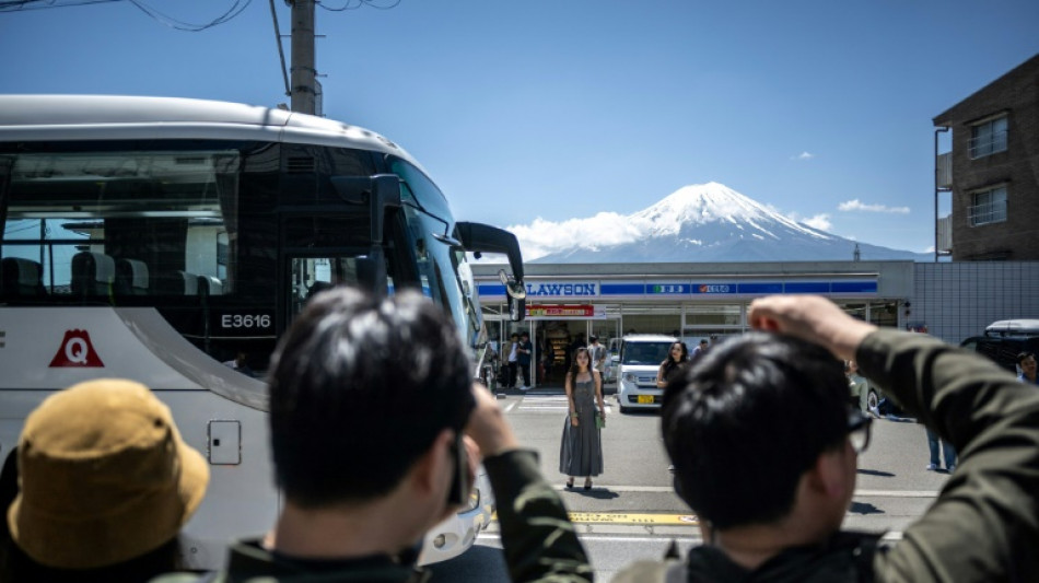 Japon: d&eacute;but de la construction d'un filet pour cacher une vue sur le Mont Fuji