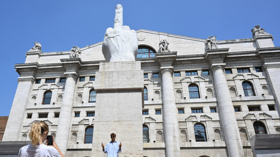 Borsa: Milano gira in calo (-0,7%), pesano Mps e Mediobanca