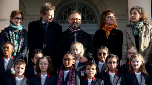 França começa a experimentar uniforme nas escolas públicas