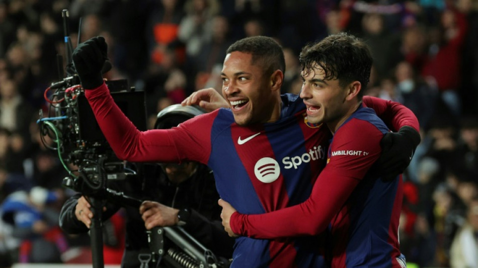 Bar&ccedil;a vence Osasuna com gol de Vitor Roque; Atl&eacute;tico bate Rayo Vallecano no fim