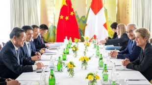 US and China meet in bid to 'de-escalate' trade war