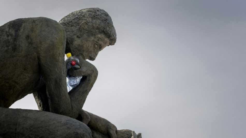 Vor UN-Verhandlungen über Plastikabkommen: Rodins "Denker"-Statue versinkt in Müll