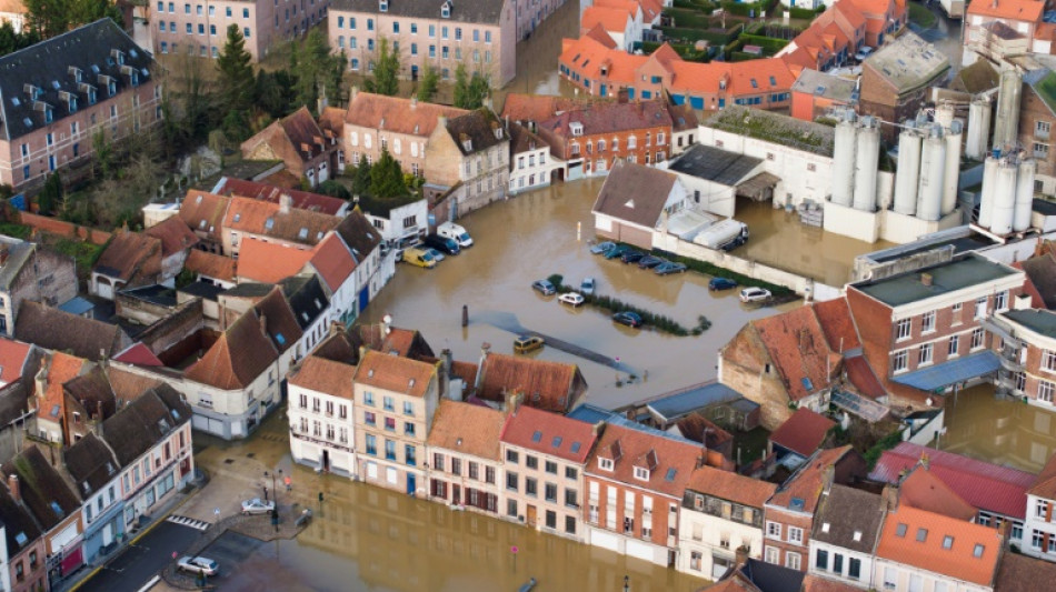 B&eacute;chu promet des "r&eacute;ponses exceptionnelles" dans le Pas-de-Calais inond&eacute;