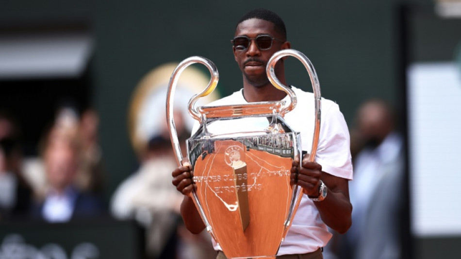 Ousmane Demb&eacute;l&eacute; pr&eacute;sente le troph&eacute;e de la Ligue des champions &agrave; Roland-Garros