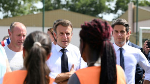Travaux, sport: Macron poursuit le chantier de l'école