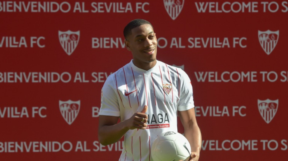 "Lo m&aacute;s importante es jugar", dice Martial en su presentaci&oacute;n en Sevilla