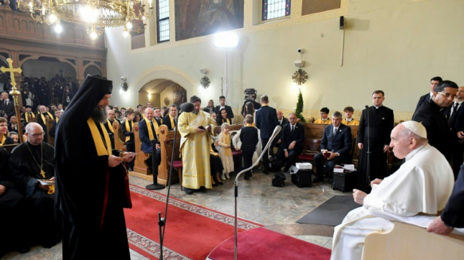 Papa pede fim da 'indiferen&ccedil;a' em encontro com refugiados na Hungria