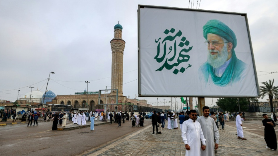 Bomberos combaten un incendio en una refiner&iacute;a en Kuwait tras un ataque iran&iacute;